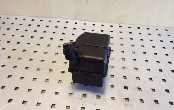 Volkswagen PASSAT B7 Fuse box set 7N0937311