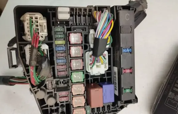 Toyota Yaris Fuse box set 821110DM01A 13481234 11012011