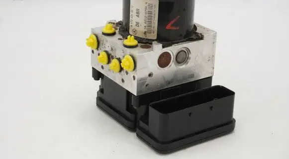 Mercedes-Benz C W204 ABS Pump A1724313812 A1729014100