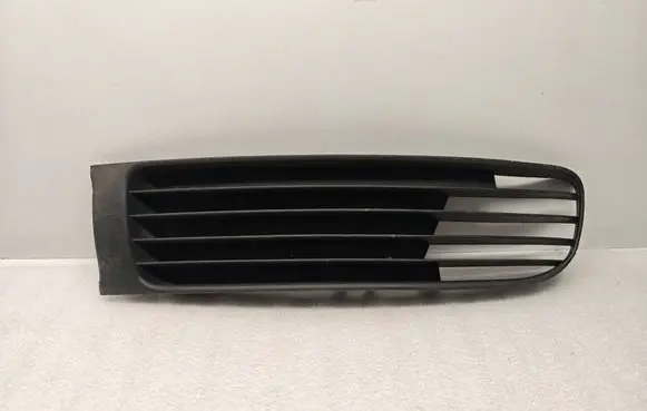 Volkswagen PASSAT B5 Front bumper lower grill 3B0853677A
