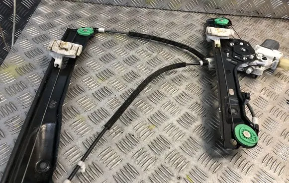BMW 1 E81 E87 Front door electric window regulator 7067795