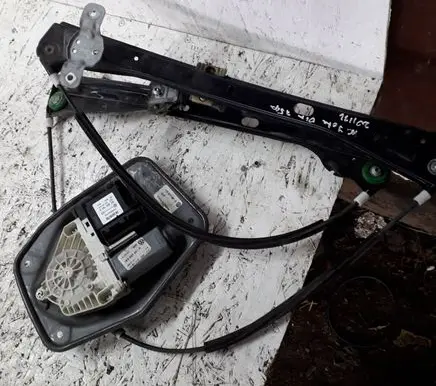 Volkswagen Jetta V Front door window regulator with motor 1K0959793G