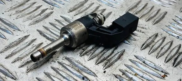 Volkswagen PASSAT B7 Fuel injector 03C906036M