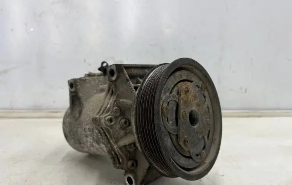 Dacia Sandero Air conditioning (A/C) compressor (pump) 8201025121
