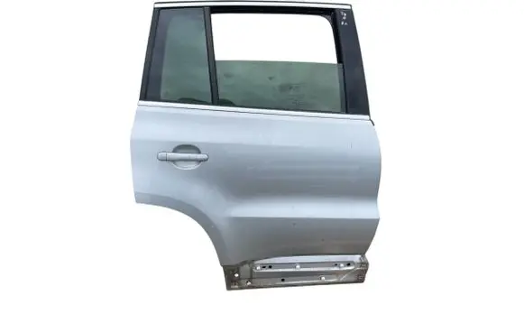 Volkswagen Tiguan Rear door