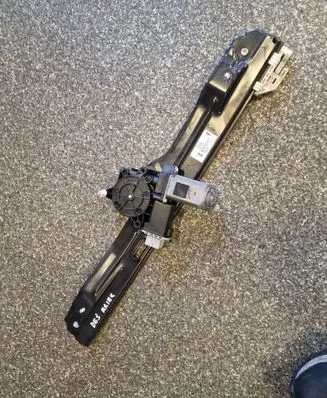 Fiat 500L Front door window regulator with motor