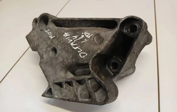 Skoda Octavia Mk3 (5E) Engine mount bracket 04l199207