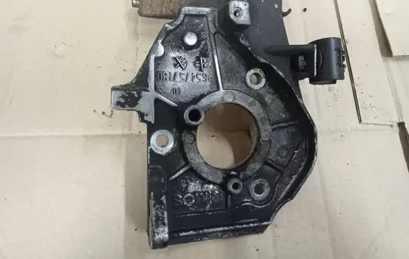 Citroen C3 Engine mounting bracket 9654757180