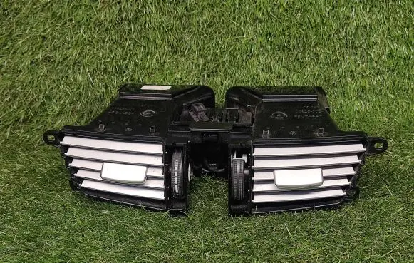 Mercedes-Benz C W204 Dash center air vent grill A2128302554