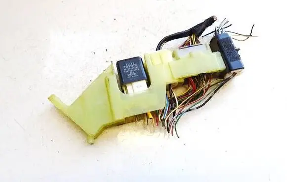 Toyota Avensis T220 Fuse box set 9098704002