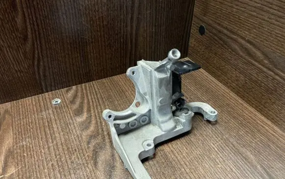 Volvo V50 Engine mounting bracket AV6Q9B470BB