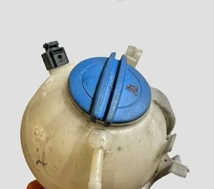 Volkswagen PASSAT B6 Coolant expansion tank/reservoir 1K0121407A
