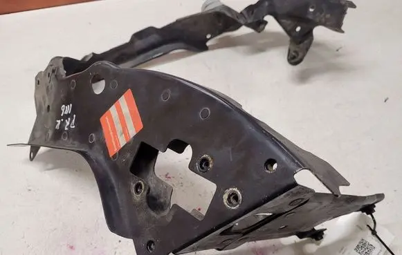 Mercedes-Benz E W211 Headlight/headlamp mounting bracket