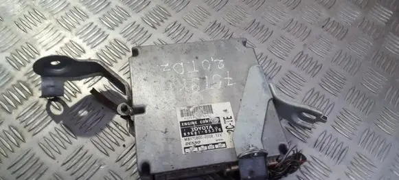 Toyota Avensis T220 Engine control unit/module 8966105310