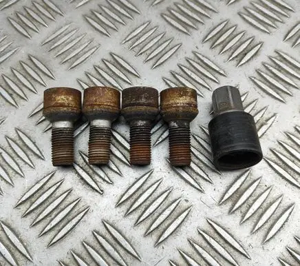Mercedes-Benz C W204 Anti-theft wheel nuts and lock 