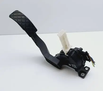 Accelerator throttle pedal