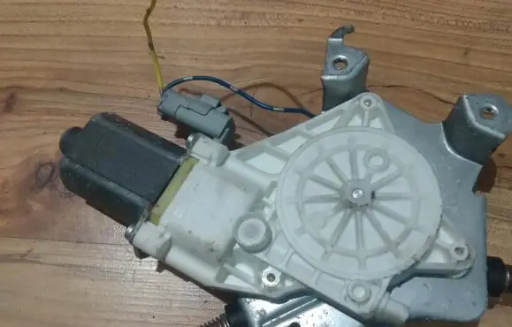 Nissan Micra Front door window regulator motor 0130822202