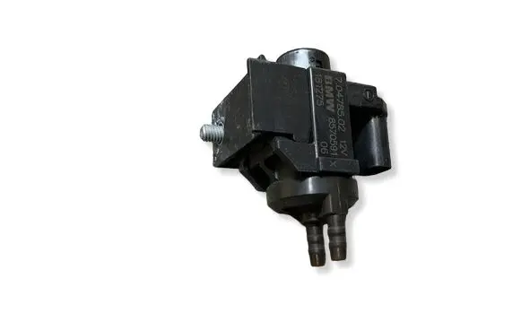 BMW 5 G30 G31 G38 Vacuum valve 70478502 8570591 18T275