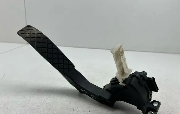 Accelerator throttle pedal