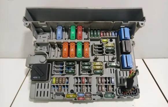 BMW 1 E81 E87 Fuse module 8010094800 6906609 40646381030101