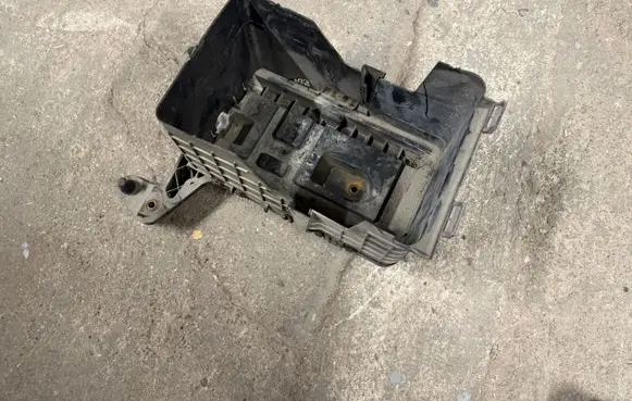 Volkswagen PASSAT B6 Battery box tray 1K0915333C