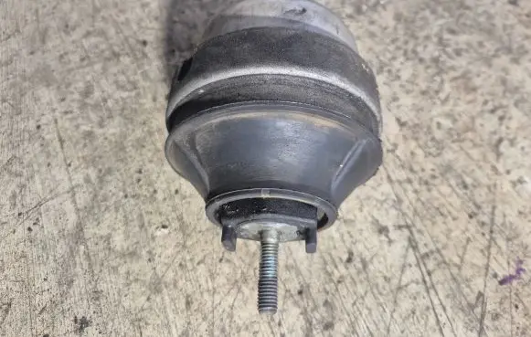 Engine mount bracket
