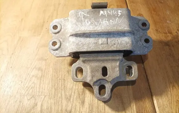 Volkswagen Touran I Engine mount bracket
