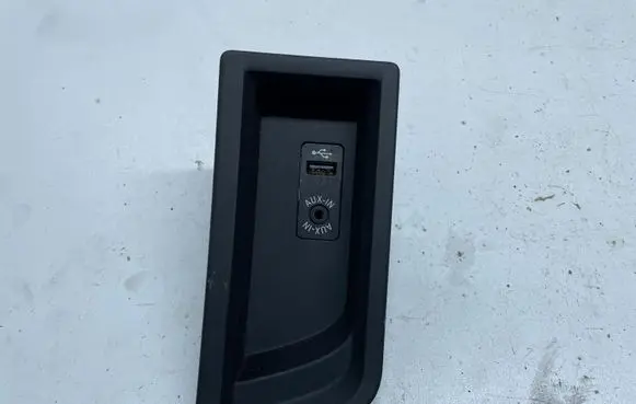 BMW 3 F30 F35 F31 USB socket connector 58450710 9207357 105026812