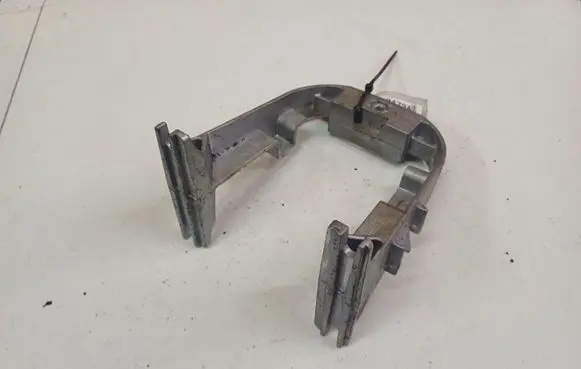 Engine mounting bracket
