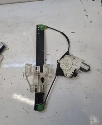 Rear door manual window regulator
