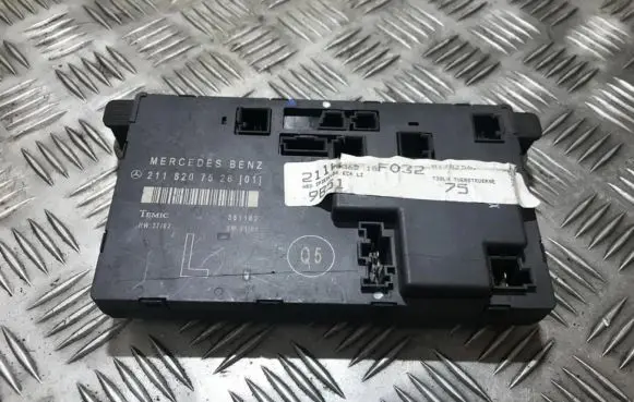 Mercedes-Benz E W211 Door control unit/module 2118207526 hw3702