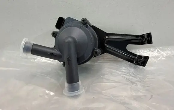 BMW 5 F10 F11 Water pump 5A36581