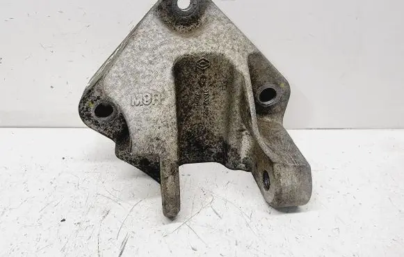 Engine mounting bracket