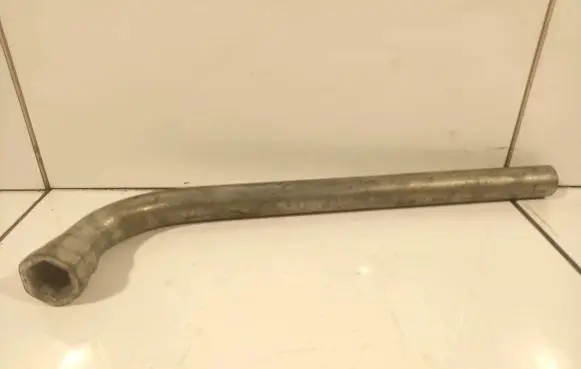 Volkswagen Jetta VI Wheel nut wrench 4d0012219a