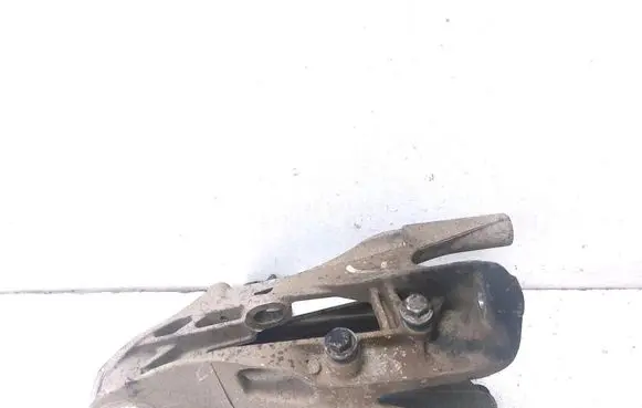Engine mounting bracket