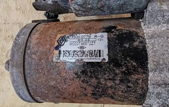 Dacia Sandero II Starter motor 233000779 M000T46572ZT