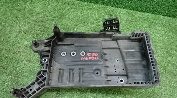 Volkswagen Tiguan Battery box tray 