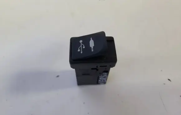 Toyota Verso USB socket connector 861900D030