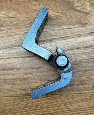 Skoda Octavia Mk2 (1Z) Rear door lower hinge 1Z0833412B