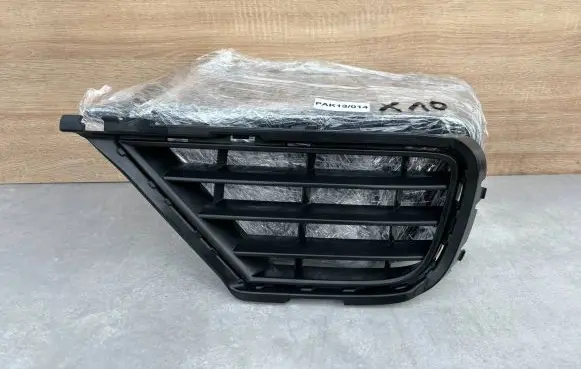 Volkswagen Touareg II Front bumper lower grill 7P6853665B