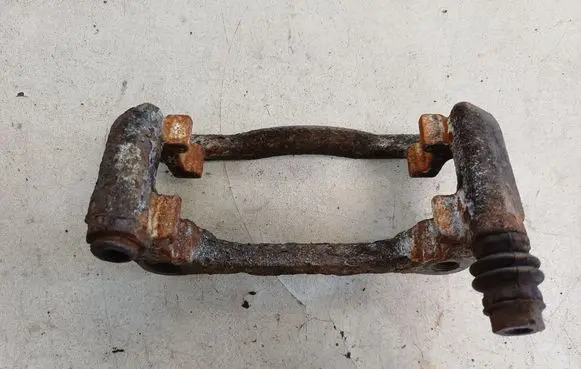 Suzuki Swift I Front Brake Caliper Pad/Carrier 