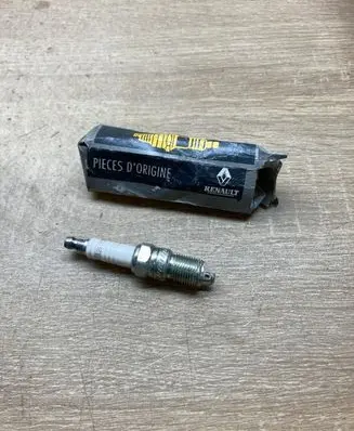 Renault Master I Spark plug 7700500072