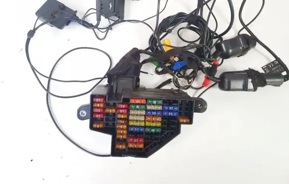 Volkswagen Golf V Fuse box set 043326677000 a5-060