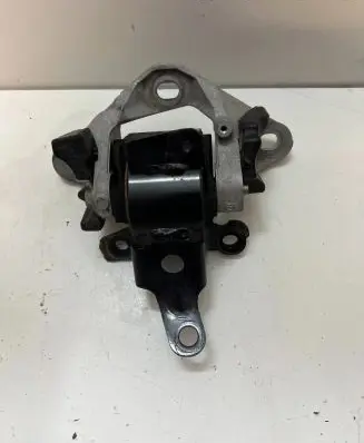 Mazda 3 III Engine mount bracket