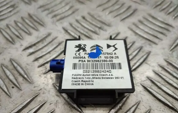 Peugeot 2008 II Aerial antenna amplifier 9832982380
