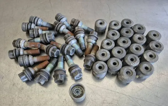 Volkswagen Touareg II Nuts/bolts 