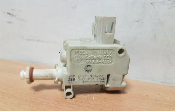 Volkswagen PASSAT B6 Fuel tank cap lock 3C0810773