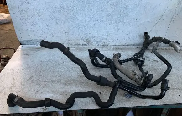 Volkswagen Golf VII Engine coolant pipe/hose
