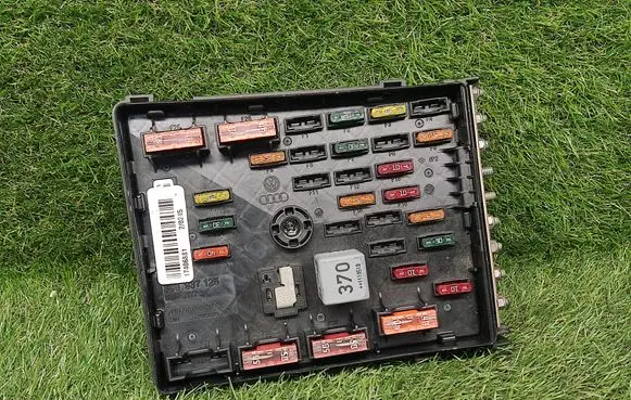 Volkswagen PASSAT B7 Power management control unit 3C0937125