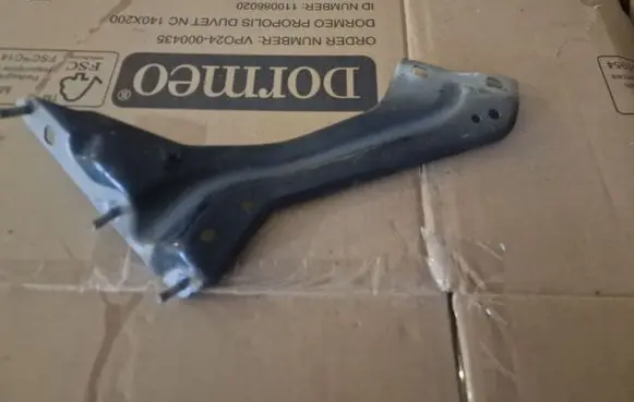 Audi Q5 SQ5 Fender mounting bracket 8R0821136